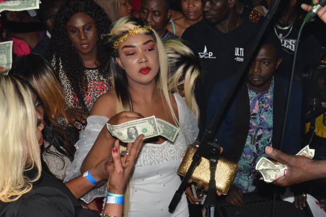 66 IMAGES: STUTTGART: Pape Diouf dans la chaleur du Stage Stadium Theatre pimente les gambiens avec Alpha Prod.