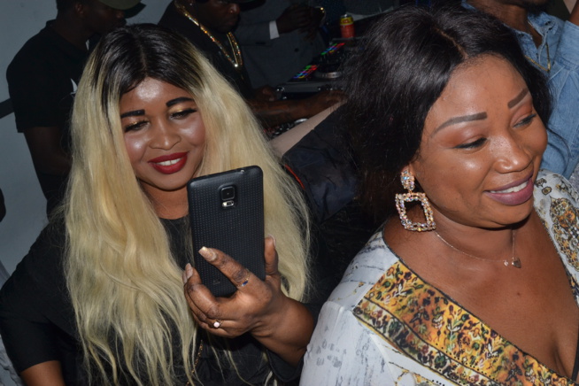 66 IMAGES: STUTTGART: Pape Diouf dans la chaleur du Stage Stadium Theatre pimente les gambiens avec Alpha Prod.