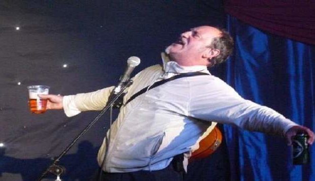 Victime d’un malaise cardiaque, il meurt sur scène, sous les rires du public, qui pensait voir un jeu d’acteur Victime d’un malaise cardiaque, il meurt sur scène, sous les rires du public, qui pensait voir un jeu d’acteur