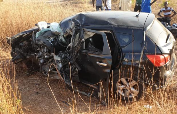 ACCIDENT SPECTACULAIRE: Collision entre un véhicule particulier et un car « Ndiaga Ndiaye » à Koungheul