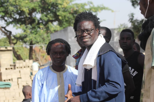 Papis Niang Clip: Cinéma sénégalais : Parrainé à Baba Maal, Full art académie à la recherche de 200 millions FCfa pour… Papis Niang Clip: Cinéma sénégalais : Parrainé à Baba Maal, Full art académie à la recherche de 200 millions FCfa pour…