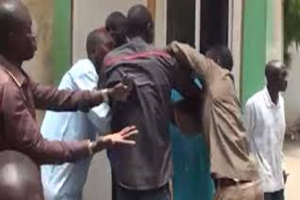Alassane transperce la gorge d'Alpha avec une lance et prend 2 ans Alassane transperce la gorge d'Alpha avec une lance et prend 2 ans