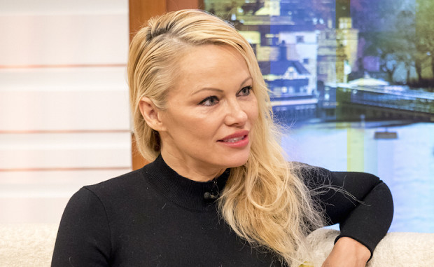 Dons pour Notre-Dame : le « coup de gueule » de Pamela Anderson « Que fait-on pour les sans-abris ? » :