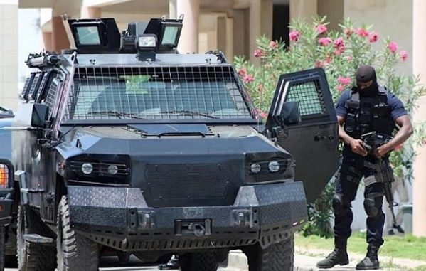 Dernière minute : 12 jeunes arrêtés devant la maison du Président Macky Sall à Mermoz Dernière minute : 12 jeunes arrêtés devant la maison du Président Macky Sall à Mermoz