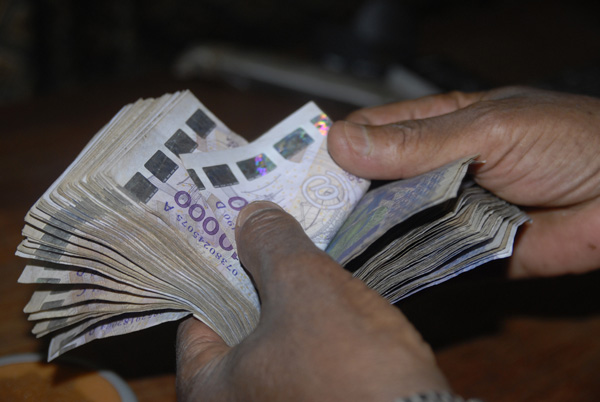 ROCAMBOLESQUE AFFAIRE D’ESCROQUERIE : La bande à Diakhaté se faisait passer pour des bienfaiteurs de Daaras pour plumer des commerçants à coup de millions ROCAMBOLESQUE AFFAIRE D’ESCROQUERIE : La bande à Diakhaté se faisait passer pour des bienfaiteurs de Daaras pour plumer des commerçants à coup de millions