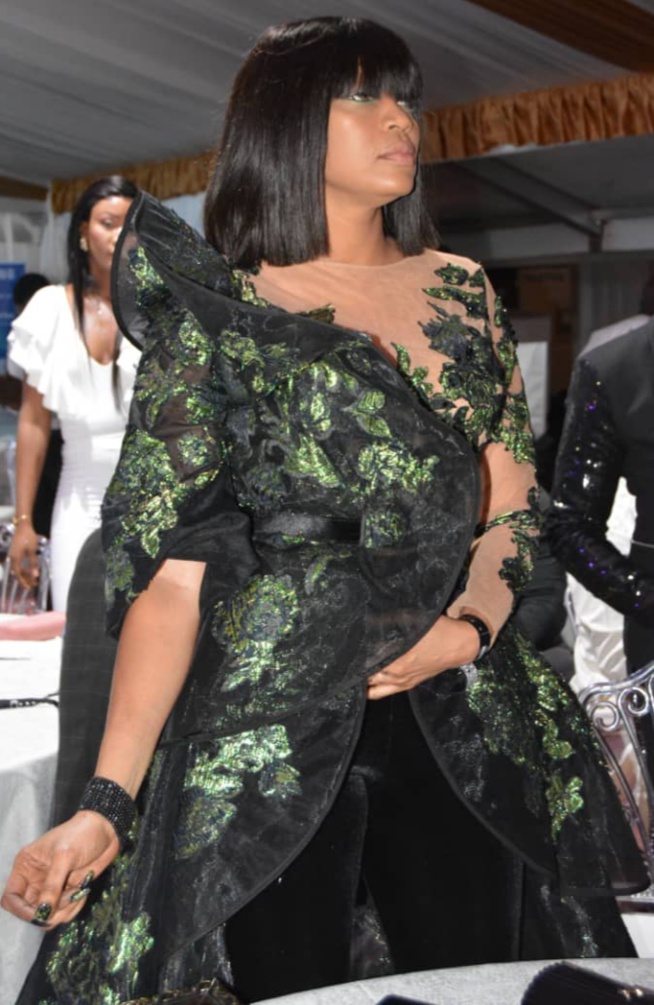 Colé Faye, patronne de Cobra Beauty Hair Shop marque le territoire du grand theatre pour l'anniversaire de son ami et frére Waly Seck. Colé Faye, patronne de Cobra Beauty Hair Shop marque le territoire du grand theatre pour l'anniversaire de son ami et frére Waly Seck.