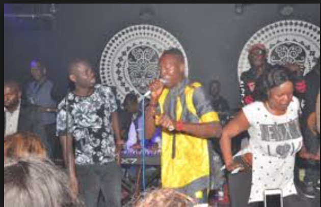 Hambourg: Pape Diouf et Baye Babou transforme la scéne en un torride "leumbeul" Hambourg: Pape Diouf et Baye Babou transforme la scéne en un torride "leumbeul"