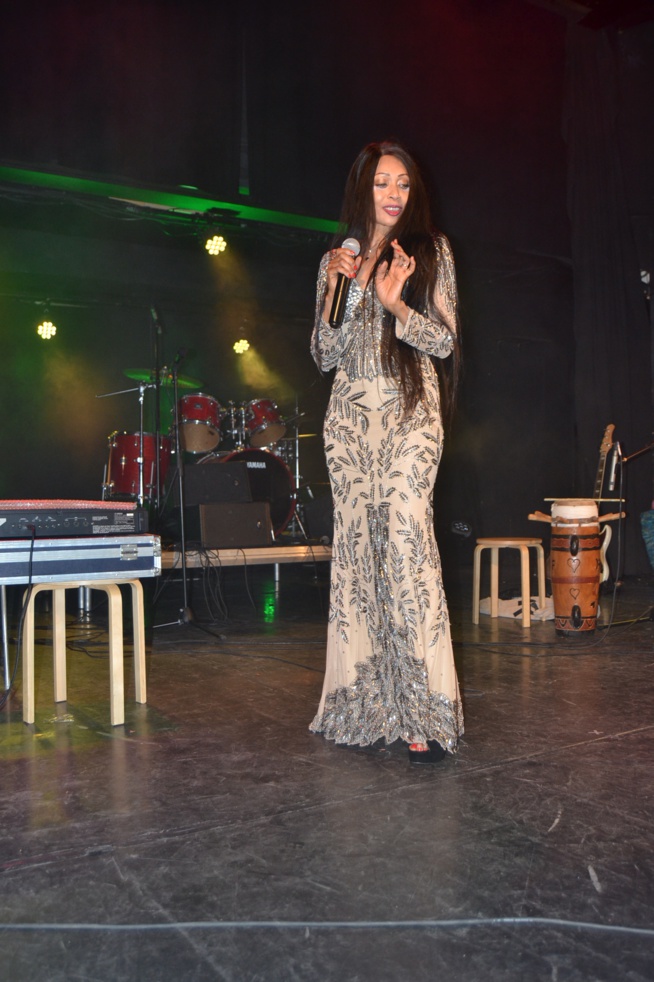 A la dÃ©couverte de la chanteuse Isis Isis sur la scÃ¨ne du concert de Pape Diouf Ã  GenÃ¨ve en Suisse.