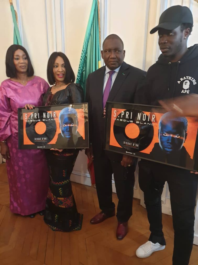 S. PRI NOIR reçoit son disque d'OR en compagnie de Viviane rend visite SEM Bassirou Sene à Paris.