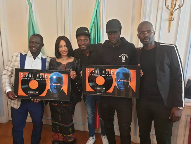 S. PRI NOIR reçoit son disque d'OR en compagnie de Viviane rend visite SEM Bassirou Sene à Paris.