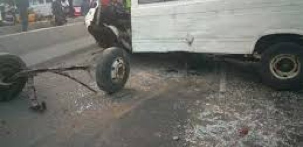Accident à Diacksao : Un car "Niaga Ndiaye" tue un jeune motard et fait un blessé grave Accident à Diacksao : Un car "Niaga Ndiaye" tue un jeune motard et fait un blessé grave