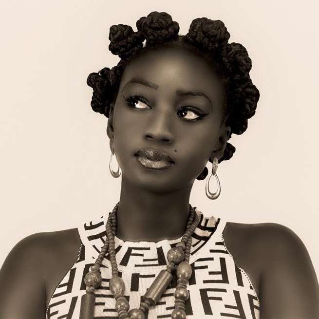 Le Top modél Bijou la Gazelle noire dans son style ravageuse. Le Top modél Bijou la Gazelle noire dans son style ravageuse.