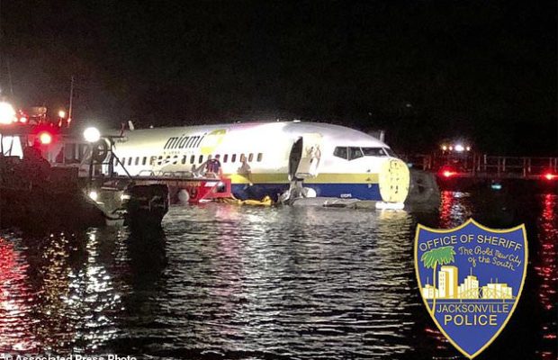 Un Boeing 737 avec 143 personnes à bord, finit son atterrissage dans un fleuve en Floride