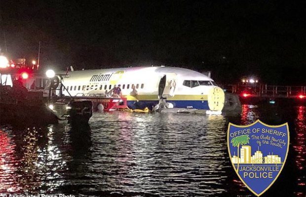 Un Boeing 737 avec 143 personnes à bord, finit son atterrissage dans un fleuve en Floride Un Boeing 737 avec 143 personnes à bord, finit son atterrissage dans un fleuve en Floride