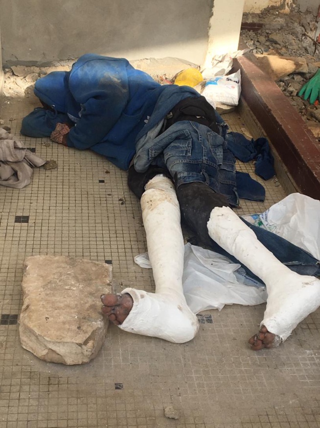 Un automobiliste heurte un malade mental, lui casse les deux jambes et s'enfuit. Un automobiliste heurte un malade mental, lui casse les deux jambes et s'enfuit.