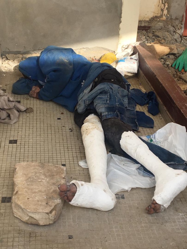 Un automobiliste heurte un malade mental, lui casse les deux jambes et s'enfuit. Un automobiliste heurte un malade mental, lui casse les deux jambes et s'enfuit.