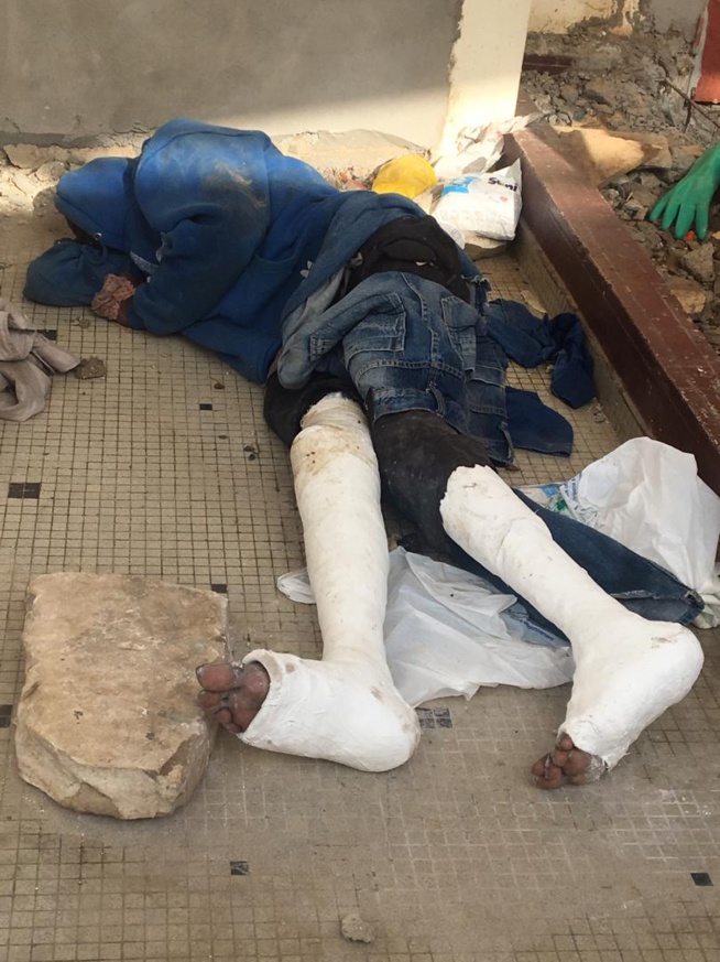 Un automobiliste heurte un malade mental, lui casse les deux jambes et s'enfuit. Un automobiliste heurte un malade mental, lui casse les deux jambes et s'enfuit.