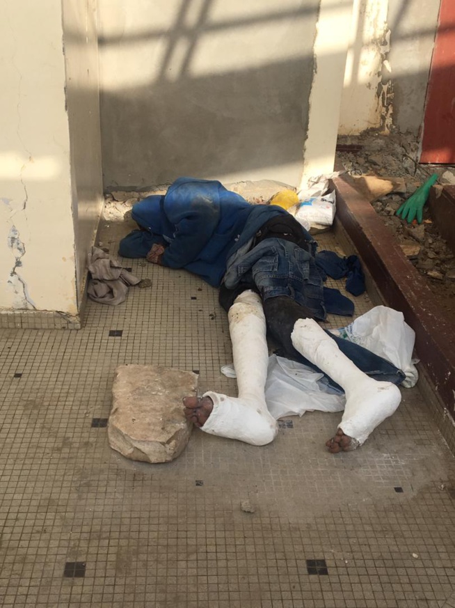 Un automobiliste heurte un malade mental, lui casse les deux jambes et s'enfuit. Un automobiliste heurte un malade mental, lui casse les deux jambes et s'enfuit.