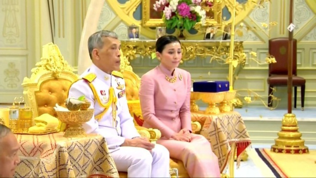 Le roi de Thaïlande épouse son  »garde du corps »