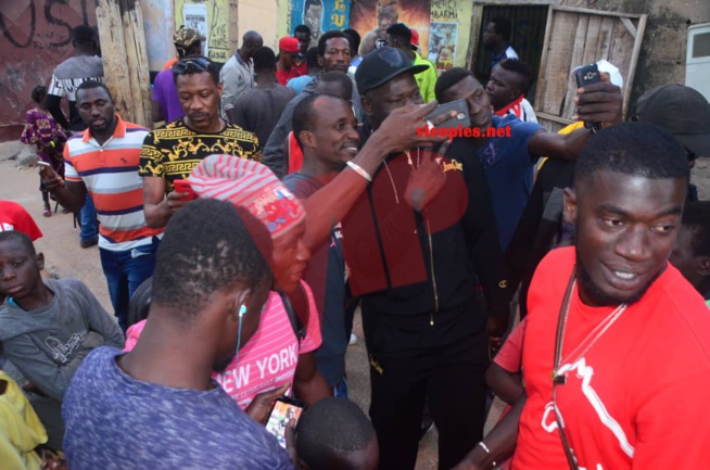 BOY NIANG vs LAC 2: Les supporters de Boy Niang déja dans l'ambiance du combat à Pikine. BOY NIANG vs LAC 2: Les supporters de Boy Niang déja dans l'ambiance du combat à Pikine.