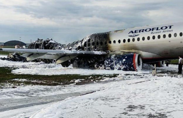 En Russie, 41 morts dans l’atterrissage d’urgence d’un avion à Moscou En Russie, 41 morts dans l’atterrissage d’urgence d’un avion à Moscou