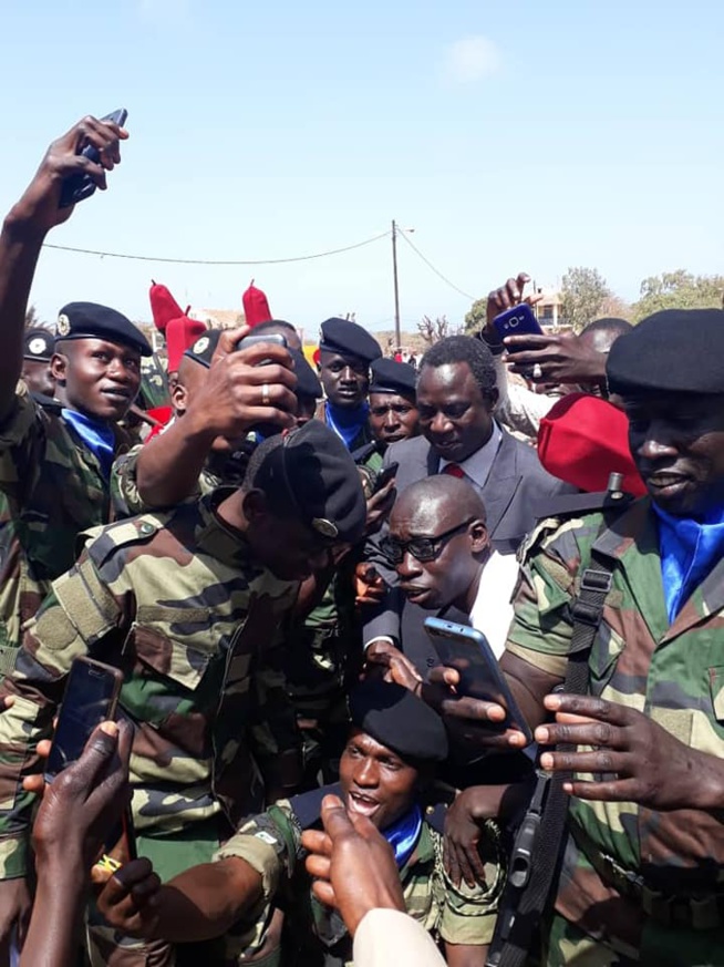 Selfie : Thione Seck pris en otage par ses fans militaires