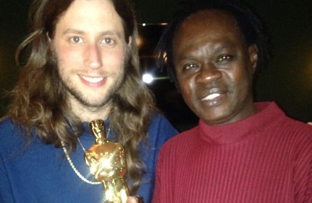 Grammy Awards : Baba Maal tient son trophée (Photo)