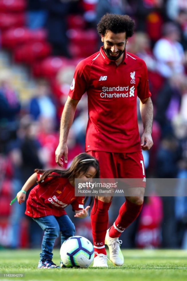 Les fans de Liverpool aiment la réaction de Salah au partage du soulier d’Or avec sa fille « Oui, je sais que nous en avons un à la maison »