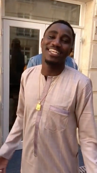 VIDEO: WALY SECK coupe ses cheveux à Paris pour préparer son "OUMRA" à la Mecque. VIDEO: WALY SECK coupe ses cheveux à Paris pour préparer son "OUMRA" à la Mecque.