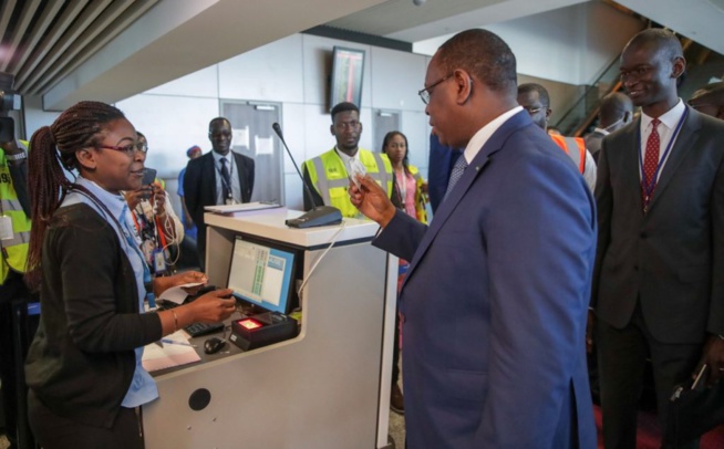 Macky Sall voyageant à bord d’Air Sénégal… Tout ce que vous n’avez pas vu en Images avec Pape Sidy Fall Macky Sall voyageant à bord d’Air Sénégal… Tout ce que vous n’avez pas vu en Images avec Pape Sidy Fall