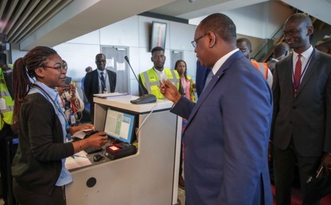 Macky Sall voyageant à bord d’Air Sénégal… Tout ce que vous n’avez pas vu en Images avec Pape Sidy Fall