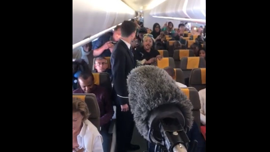 Vidéo – À bord de Air Sénégal : Cette passagère malienne chante les louanges de Macky Sall Vidéo – À bord de Air Sénégal : Cette passagère malienne chante les louanges de Macky Sall