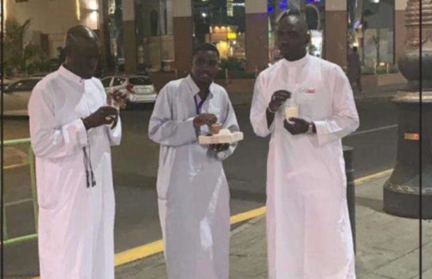 Les premières images de Wally Seck,Ndiaga Euro et Niang Kharagne à la mecque pour son OUMRA