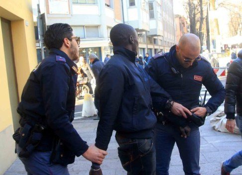 Italie : le Sénégalais, trafiquant de drogue, casse le bras d'un policier