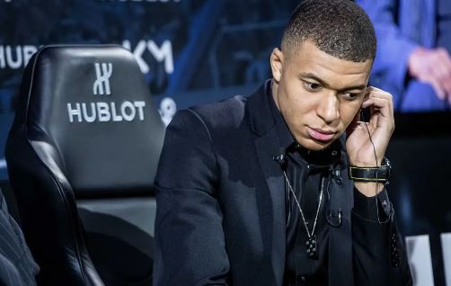 Grosse frayeur,Kylian Mbappé est pris dans un braquage avec sa mère Grosse frayeur,Kylian Mbappé est pris dans un braquage avec sa mère