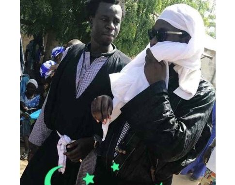 Incroyable : Tarba Mbaye lache le micro et se reconvertit en vrai « Baye Fall » à Touba