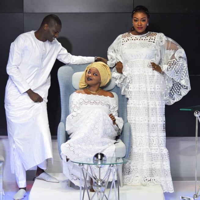 QUAND L’ÉLÉGANCE ET LA NATURALITÉ répondent à Aissatou Paye Fall de la TFM , hyper classe et ravissante avec sa tenue au blanc QUAND L’ÉLÉGANCE ET LA NATURALITÉ répondent à Aissatou Paye Fall de la TFM , hyper classe et ravissante avec sa tenue au blanc