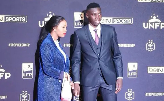 Ismaila Sarr et sa femme sont passés par le photocall des Trophées UNFP Ismaila Sarr et sa femme sont passés par le photocall des Trophées UNFP