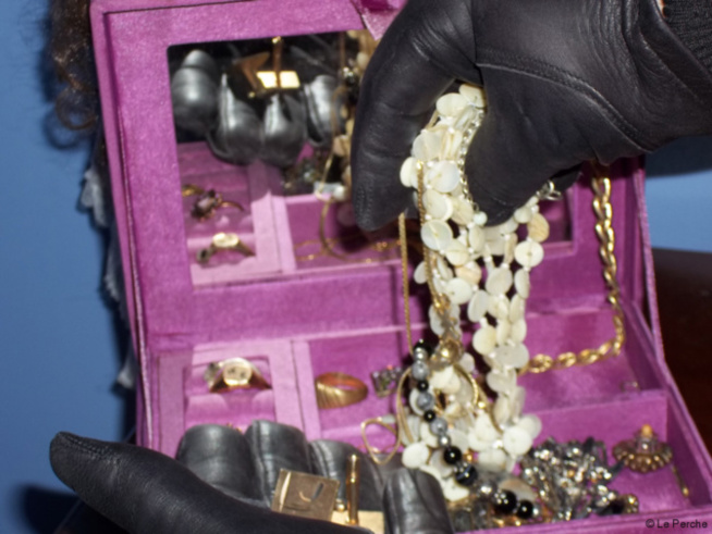ABUS DE CONFIANCE ET COMPLICITÉ D’ABUS DE CONFIANCE : Nafissatou Kâ et Jean Luc Coly, accusés d’avoir dissipé 19 millions en bijoux de Katoucha Niass en simulant un vol