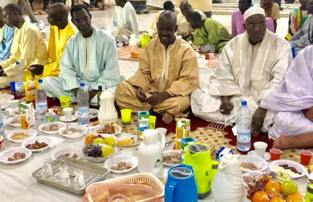 Les images du copieux Ndogou à la grande Mosquée de Touba – Regardez