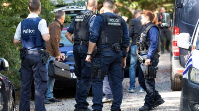 VIDEO INCROYABLE: Regardez comment les policiers Belges violentent cet jeune homme dans la rue.