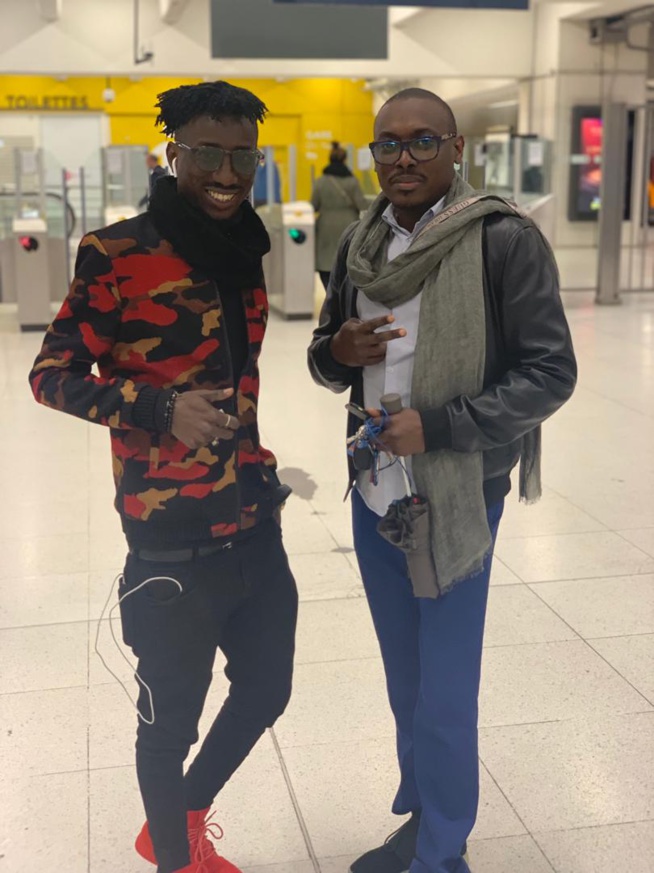 L'artiste El Hadj Keita en compagnie de son homme de confiance Kara Ngom à Paris