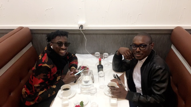 L'artiste El Hadj Keita en compagnie de son homme de confiance Kara Ngom à Paris
