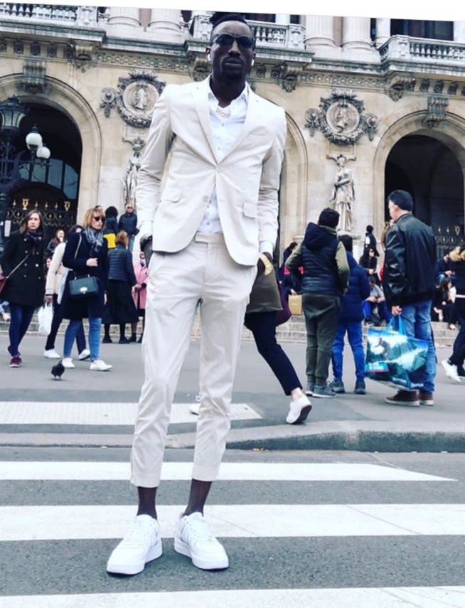 L'artiste El Hadj Keita en compagnie de son homme de confiance Kara Ngom à Paris