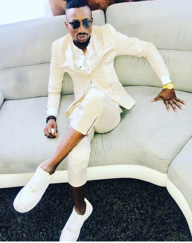 L'artiste El Hadj Keita en compagnie de son homme de confiance Kara Ngom à Paris