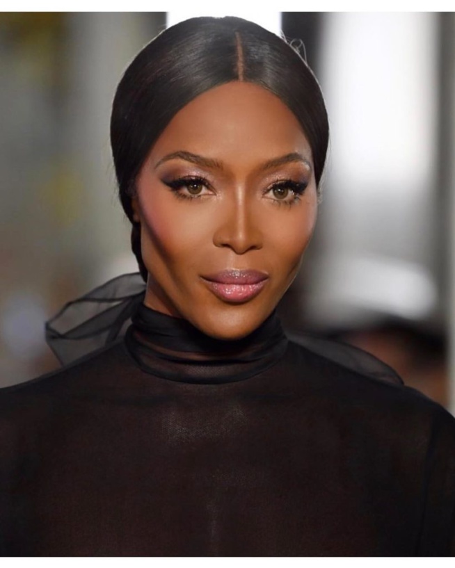 Découvrez le fils du milliardaire qui accompagne Naomi Campbell au Sénégal … Découvrez le fils du milliardaire qui accompagne Naomi Campbell au Sénégal …