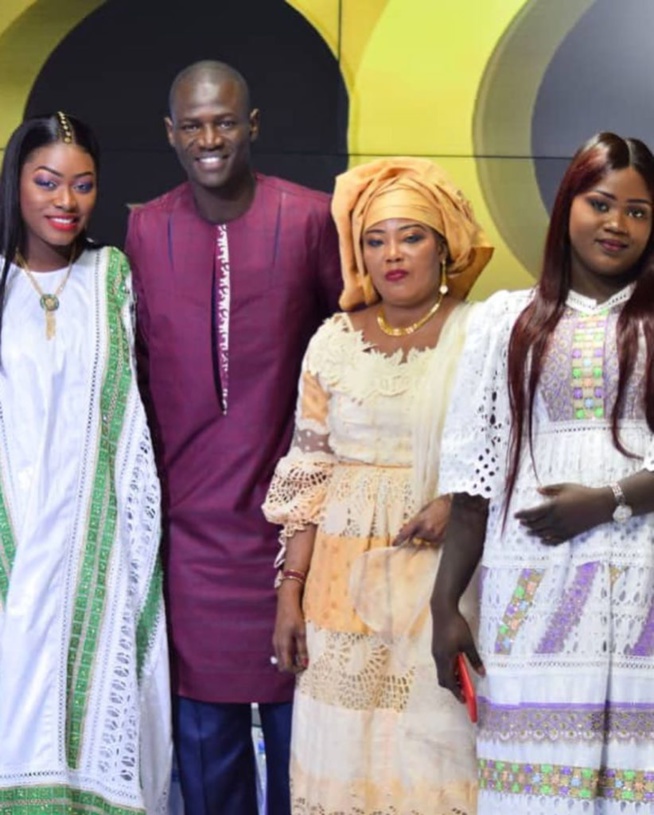 Admirez la vice présidente de l'assemblée nationale Awa Guéye et les animatrices de QG Admirez la vice présidente de l'assemblée nationale Awa Guéye et les animatrices de QG