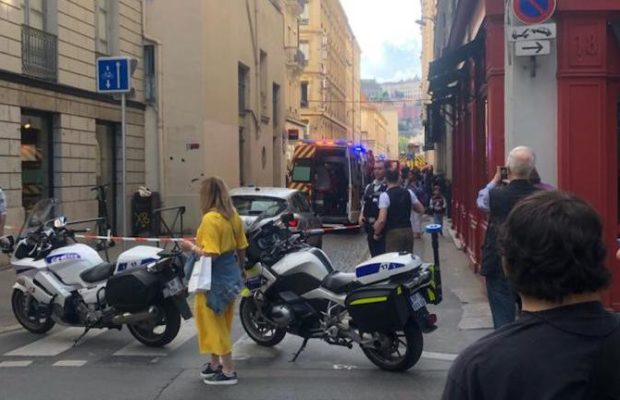 Explosion à Lyon : au moins 8 blessés, la piste du colis piégé privilégiée