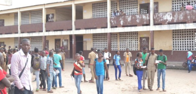 Il corrige les fautes en français du commissaire en pleine drague et se retrouve en prison Il corrige les fautes en français du commissaire en pleine drague et se retrouve en prison