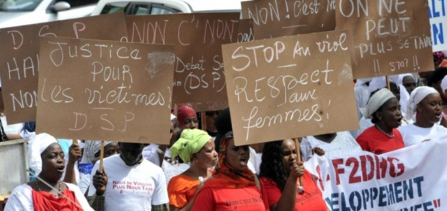 Direct - Sit-in du Collectif contre la violence faite aux femmes à la Place de la Nation Direct - Sit-in du Collectif contre la violence faite aux femmes à la Place de la Nation